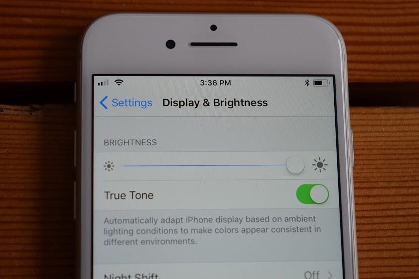 La pantalla de un iPhone 8 con la configuración de brillo de pantalla. Te contamos los trucos y consejos para iPhone 8 y 8 Plus