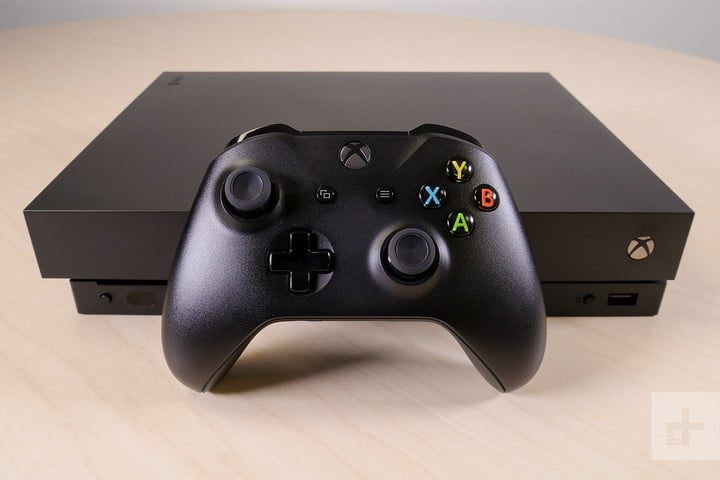 Control de la Xbox One X junto a la consola, uno de los mejores reproductores Blu ray 4K que puedes comprar en 2020