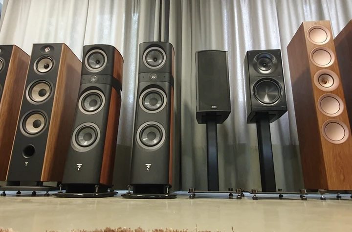 Diferentes tipos de altavoces apilados uno junto al otro