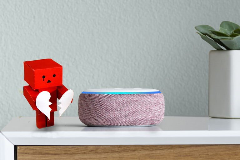 Altavoz Echo Dot de Amazon con un robot con el corazón roto