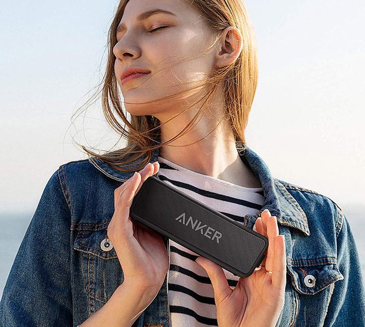 Persona sosteniendo la Anker SoundCore 2