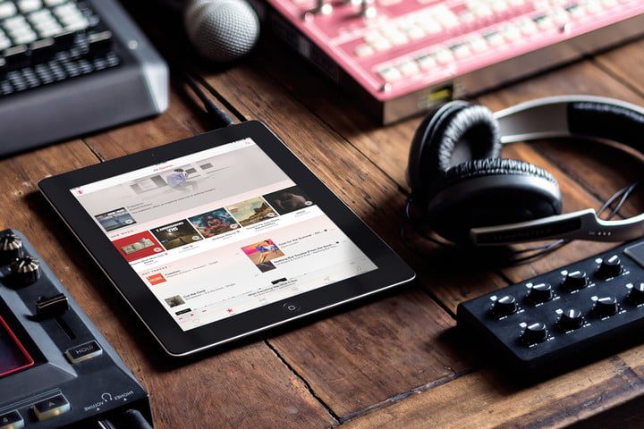 Mesa con una iPad, auriculares y equipo de sonido. Te mostramos cómo transferir música de un ipod a la computadora