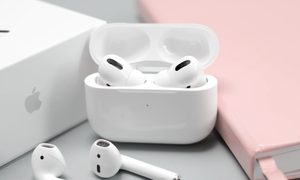 Un par de audífonos Airpods Pro en su estuche de carga. Te contamos cuánto cuestan los Airpods
