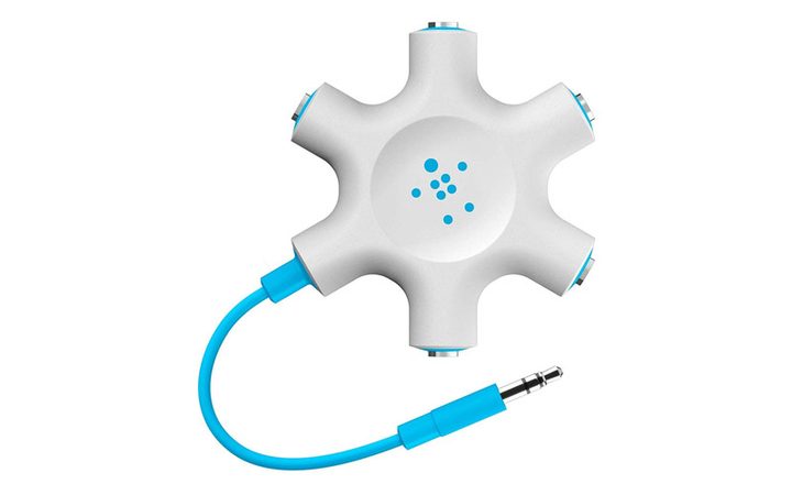Detalle de un divisor de audífonos de Belkin