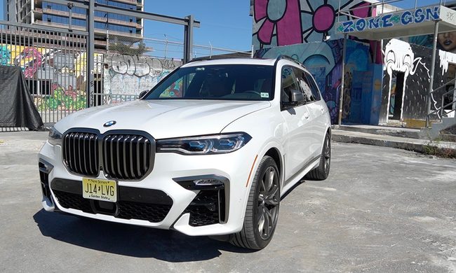 uan camioneta blanca estacionada en una calle colorida