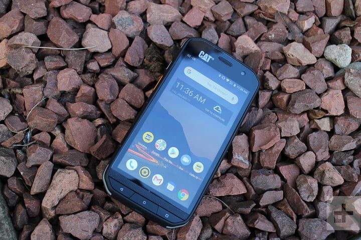 Un teléfono tirado en el suelo de piedras