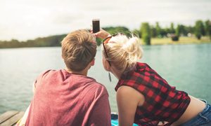 Una pareja se toma una fotografía con su teléfono celular.