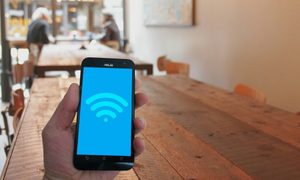 celular con wifi en la pantalla para compartir el password