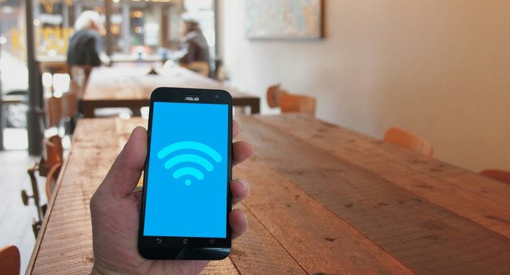celular con wifi en la pantalla para compartir el password
