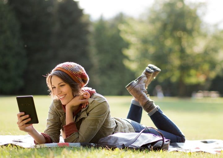 Una chica lee y sabe cómo compartir un libro de Kindle
