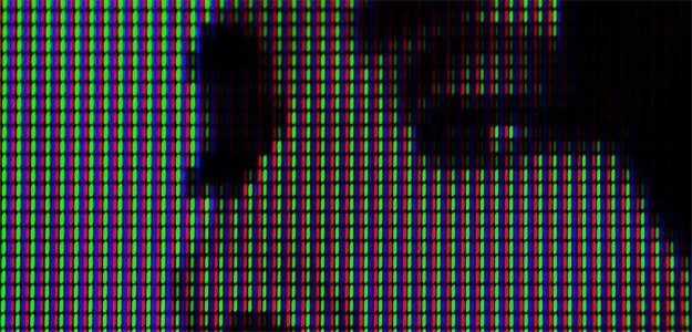 Pantalla parcialmente mostrando a detalle los pixeles de color formando un rostro