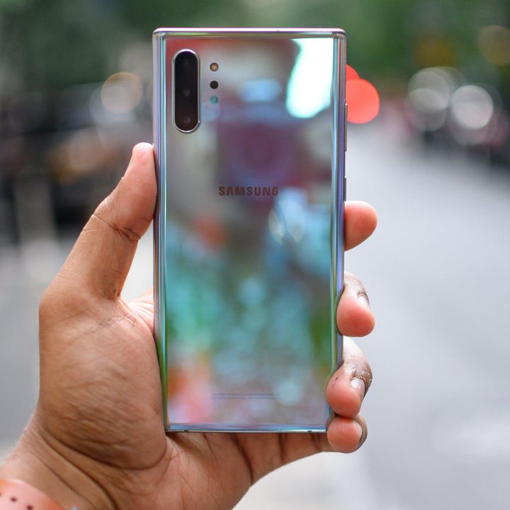 Samsung Galaxy Note 10 por detrás