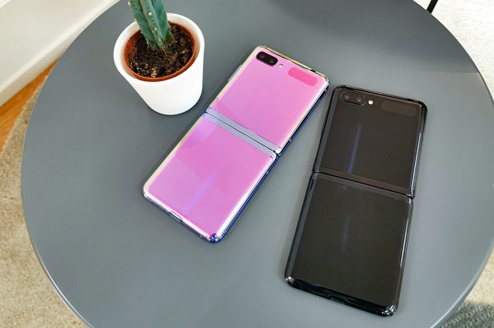 Galaxy Z Flip sobre una mesa