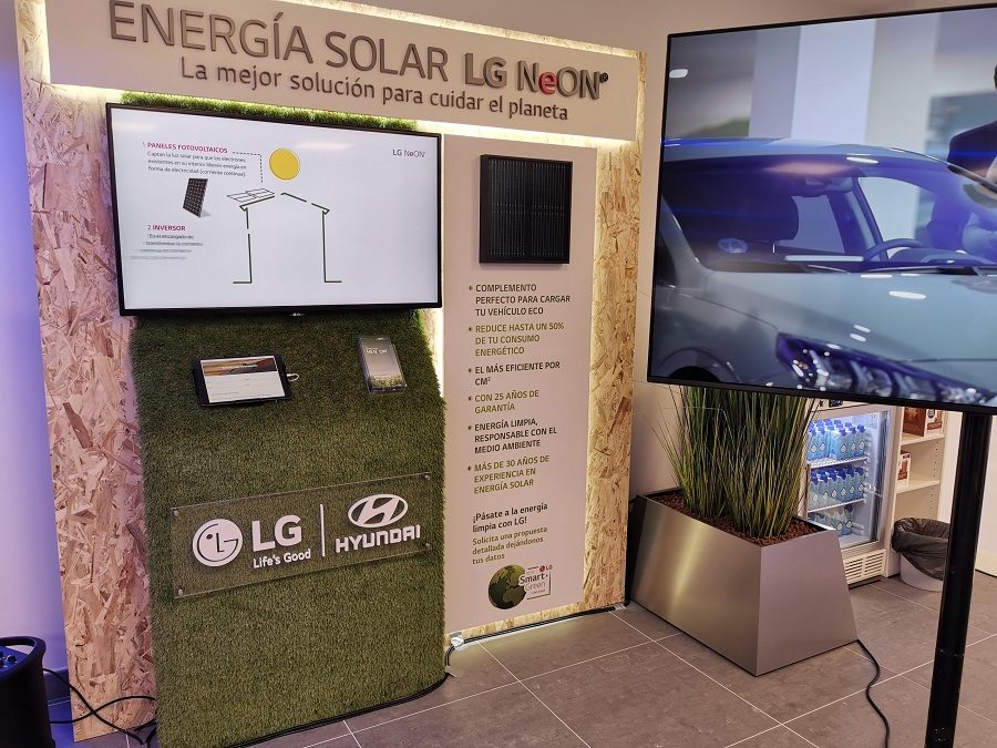 Espacio de información sobre placas solares LG Neon en tienda ECO Store Hyundai