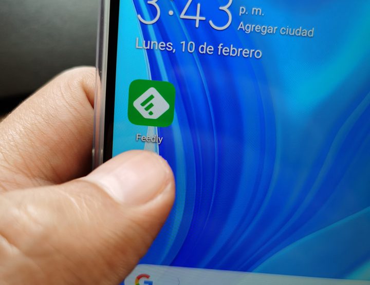 Aplicación Feedly en un celular Android