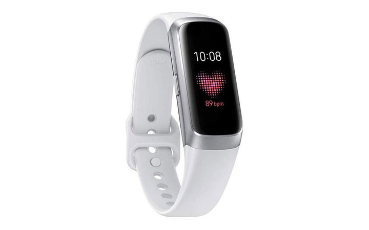 Galaxy Fit 2019 sobre fondo blanco