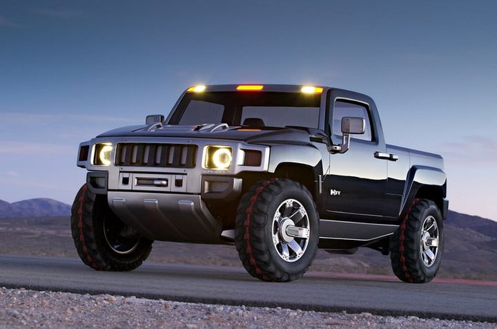 una camioneta negra con luces amarillas