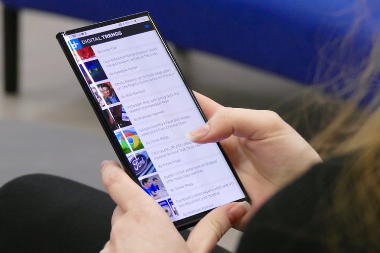 teléfono plegable Huawei Mate Xs cerrado con una pantalla de 6,6 pulgadas