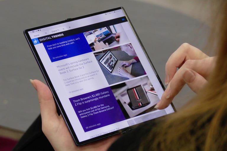 teléfono plegable Huawei Mate Xs abierto como una pantalla de 8 pulgadas