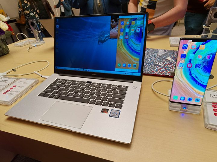 Computadora portátil Huawei sobre un escritorio