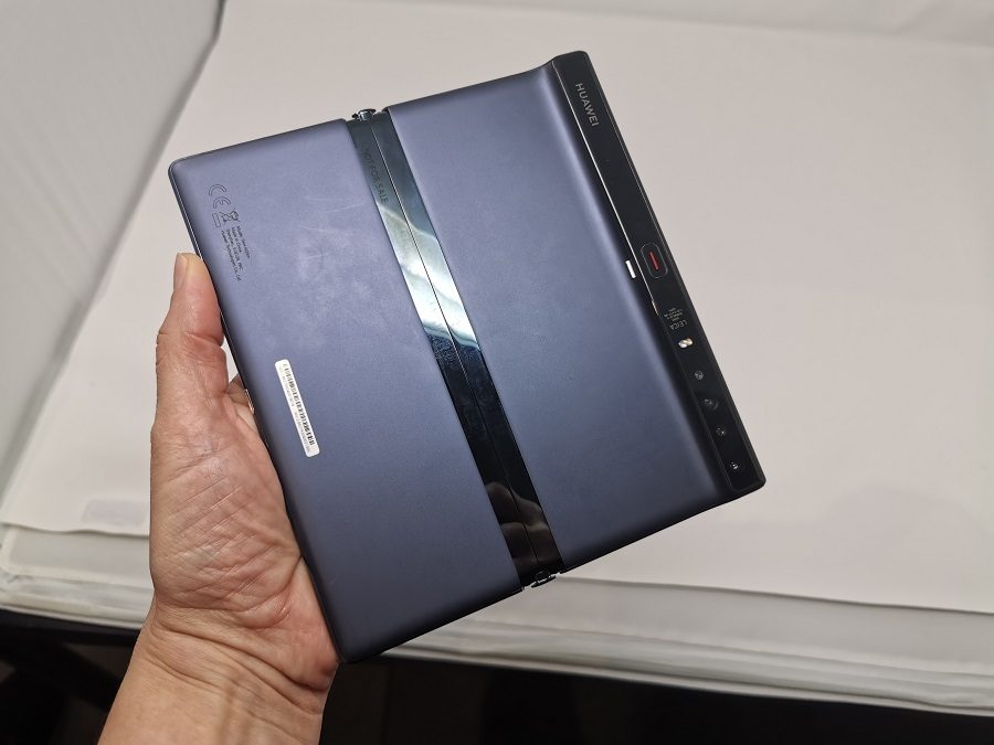 Parte trasera del teléfono plegable Huawei Mate Xs abierto