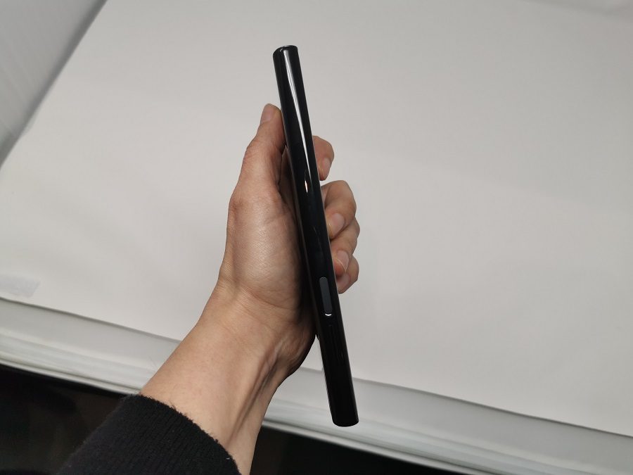 Vista lateral del teléfono plegable Huawei Mate Xs