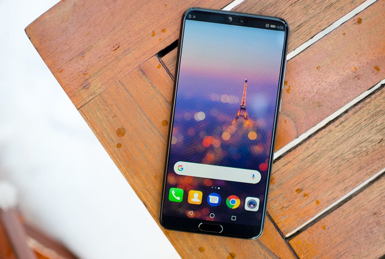 El Huawei P20 sobre una mesa. Repasamos los trucos del Huawei P20