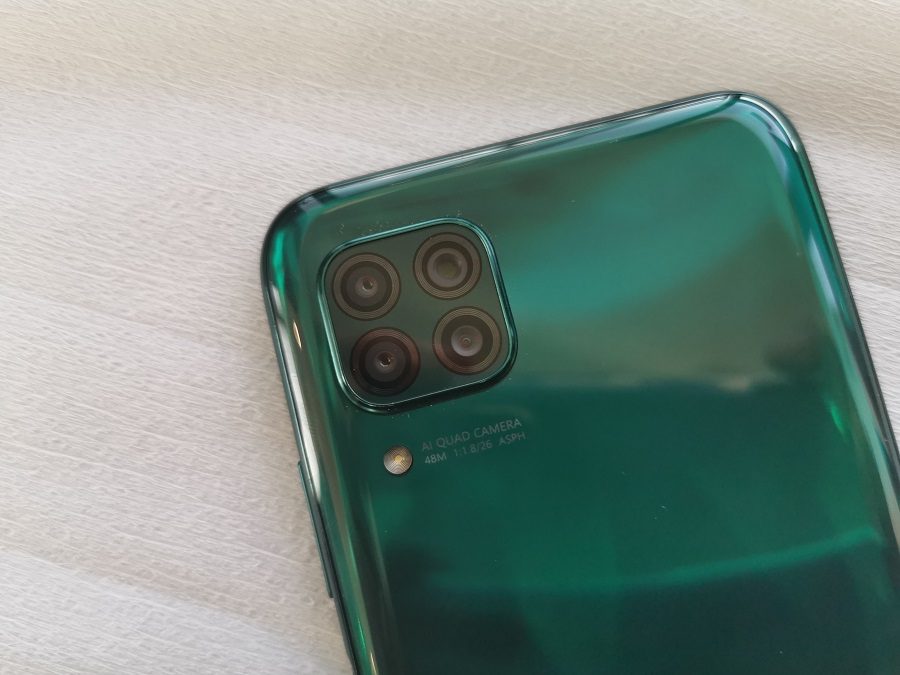 imagen de la c&aacute;mara cu&aacute;druple del huawei p40 lite con disposici&oacute;n cuadrada en la esquina superior izquierda