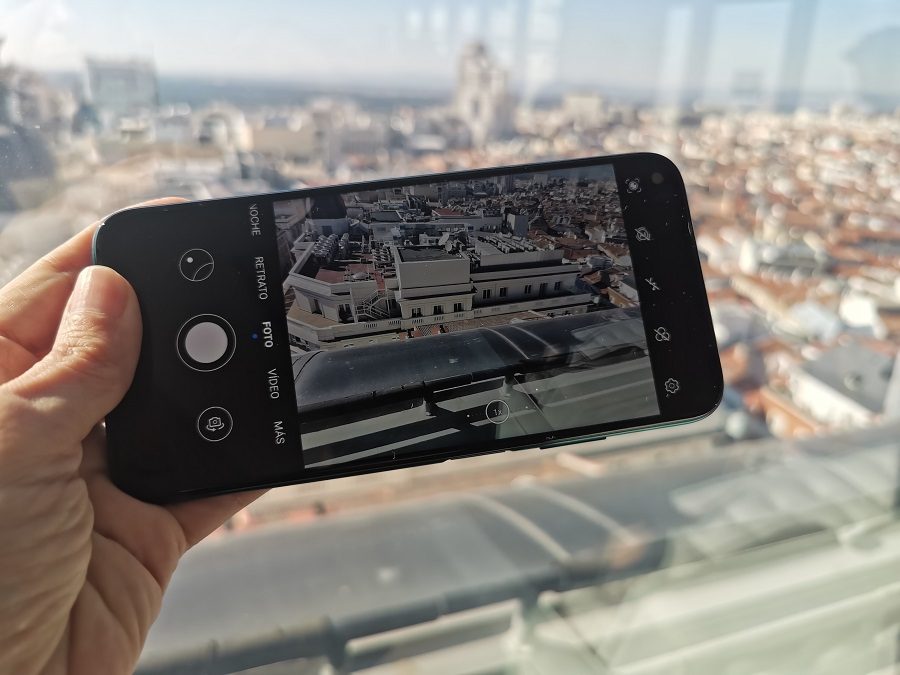 teléfono huawei p40 lite con la aplicación de cámara abierta