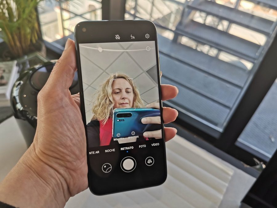 tel&eacute;fono huawei p40 lite tomando un selfie