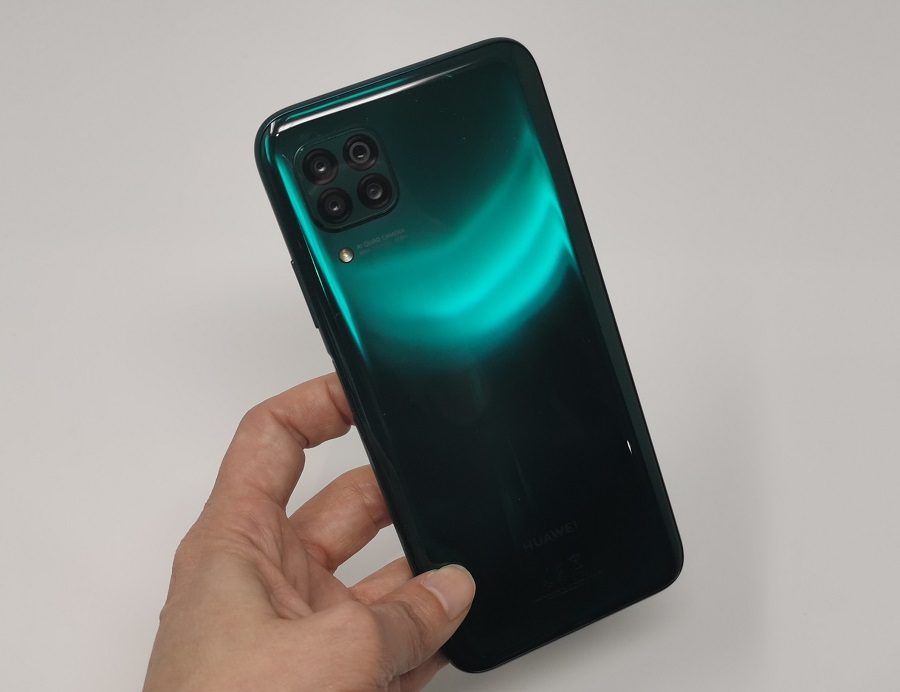 parte trasera del huawei p40 lite de color verde con efecto espejo
