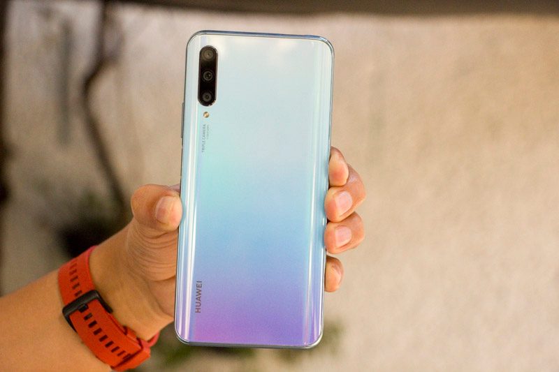 Usuario sujetando el Huawei Y9s