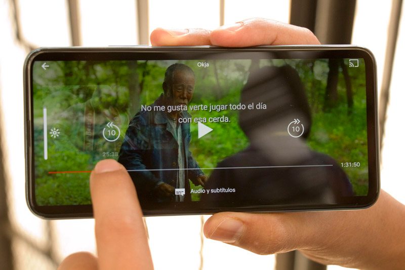 Usuario reproduciendo Netflix en el Huawei Y9s
