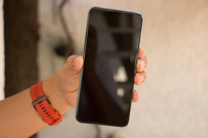 Usuario sujetando el Huawei Y9s