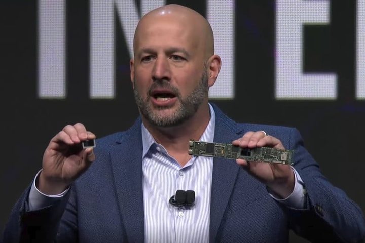 hombre presentando procesador