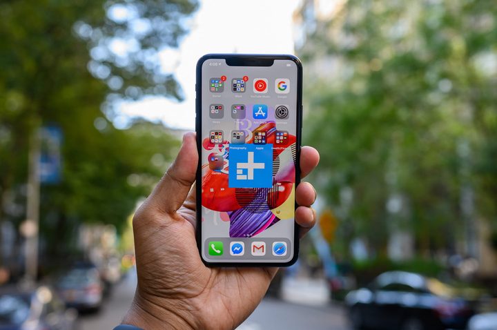 Pantalla del iPhone 11 Pro Max en la mano de una persona que esta grabando notas de voz