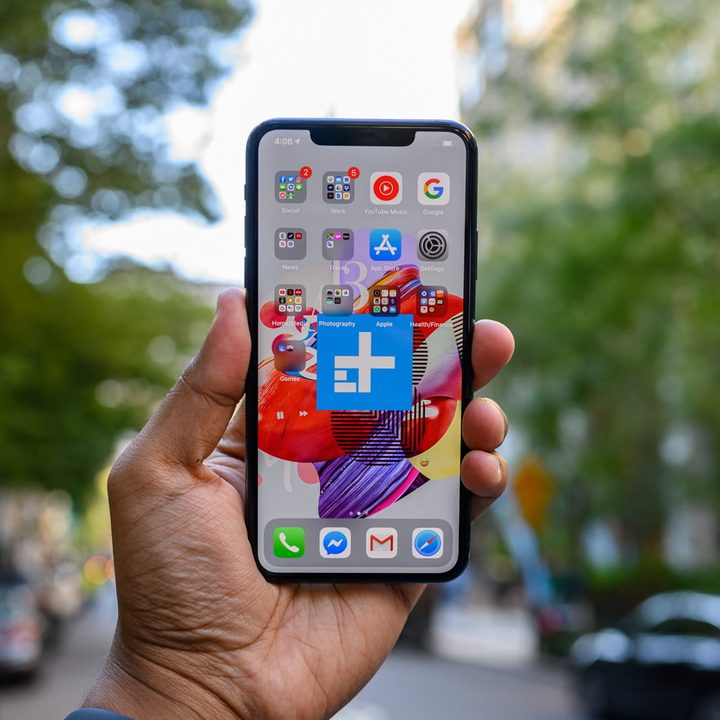 Pantalla del iPhone 11 Pro Max en la mano de una persona que esta grabando notas de voz
