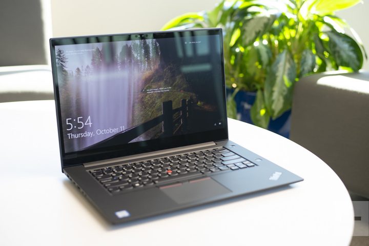 Lenovo ThinkPad X1 Carbon sobre una mesa y al fondo una planta
