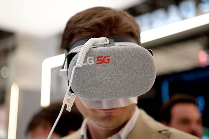 homre con headset de realidad virtual en el MWC de Barcelona