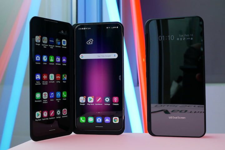 LG V60 ThinQ 5G abierto junto a otro cerrado