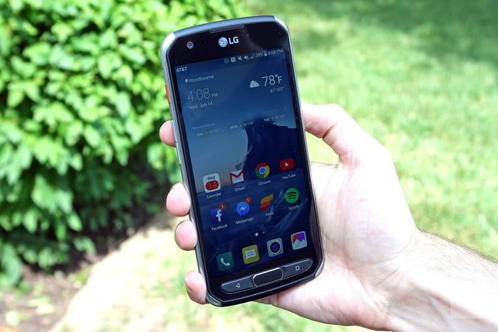 teléfono negro sostenido por una mano