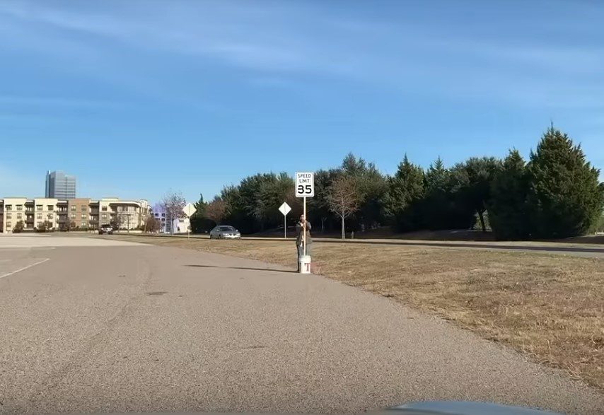 Un letrero alterado para confundir a un Tesla