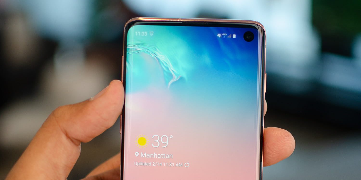 Una persona muestra la pantalla del Galaxy S10