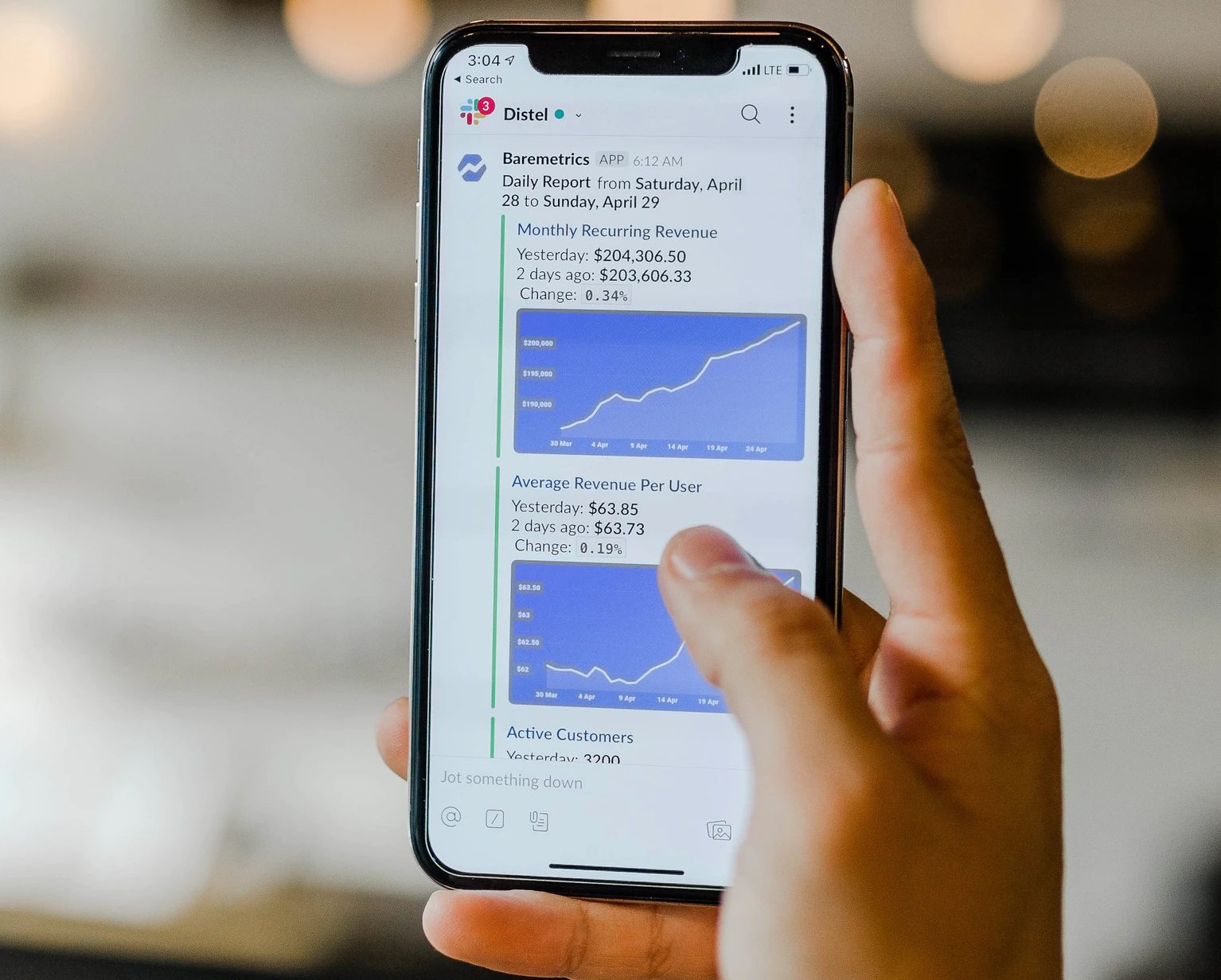 Una persona revisa un gráfico en uno de los mejores smartphones para hacer negocios.