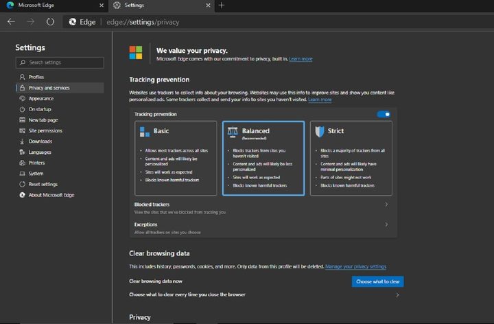 un pantallazo de una pagina negra con letras en blanco de microsoft edge