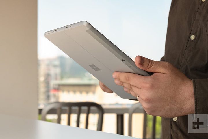 iPad vs. Surface Go. Hombre sosteniendo Surface Go con ambas manos