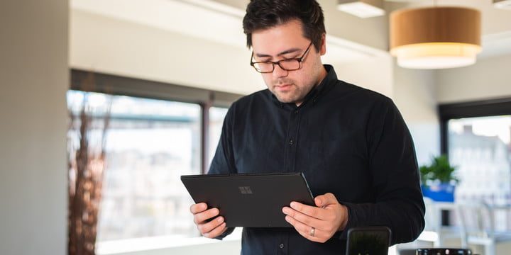 Hombre sosteniendo en sus manos Surface Pro 6 vs. Surface Pro 5