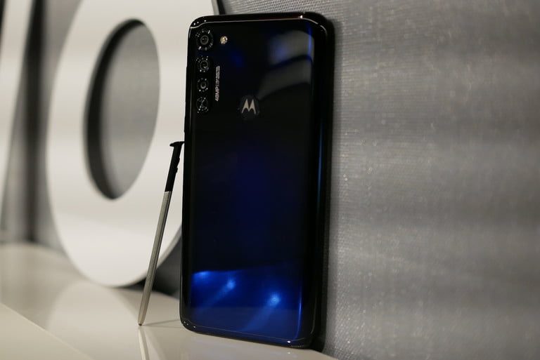 Moto G Stylus, visto por su parte trasera, junto con el lápiz óptico