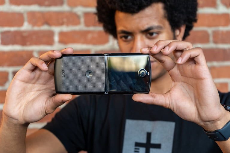 hombre con el motorola razr abierto tomando una foto