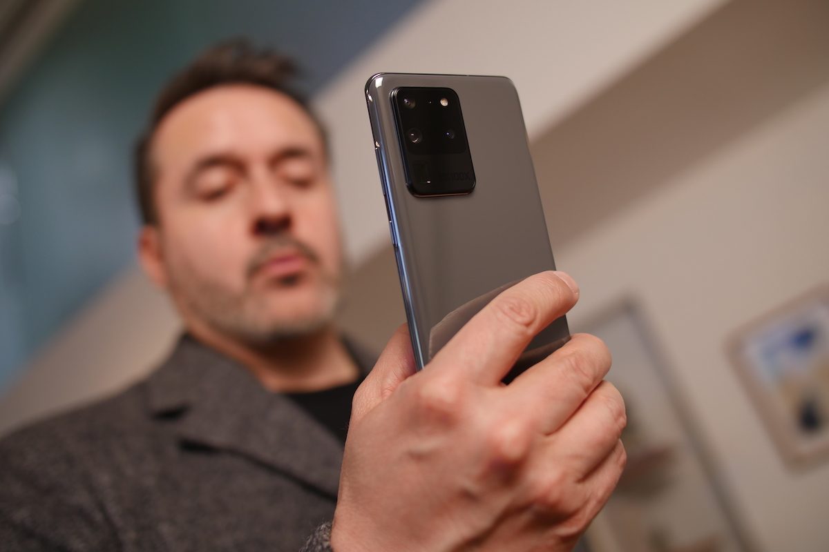 hombre mirando pantalla Samsung Galaxy S20 Ultra